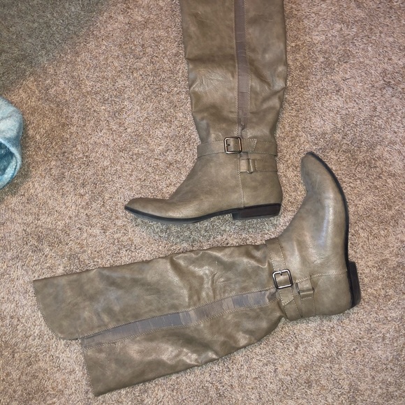 knee-high light brown boots - Picture 2 of 3